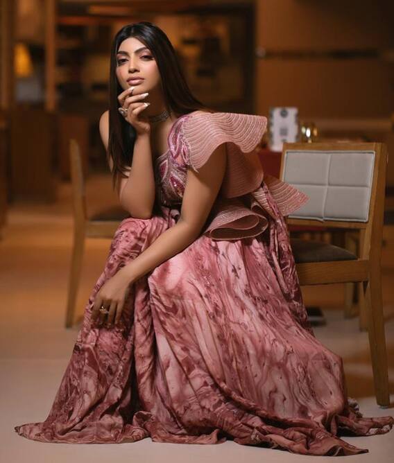 ग्रीन आउटफिट पहन Akanksha Puri ने बरपाया कहर, दिलकश अंदाज देख लूट ली महफिल