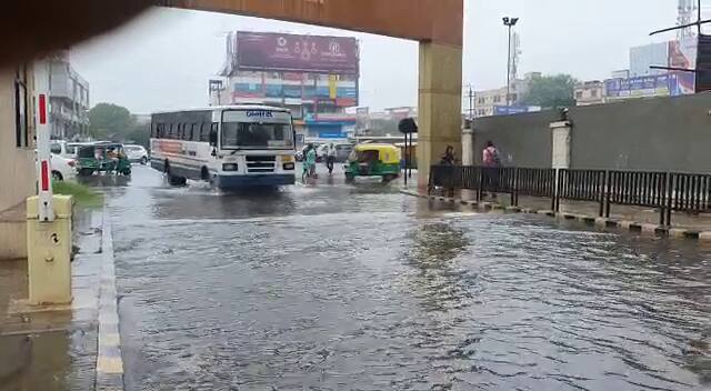 મોઢેરા ચાર રસ્તા બસ પોર્ટ સ્વિમિંગ પુલમાં ફેરવાયો છે. ગોપીનાળામાં પણ 7 થી 8 ફૂટ પાણી ભરાયું છે.