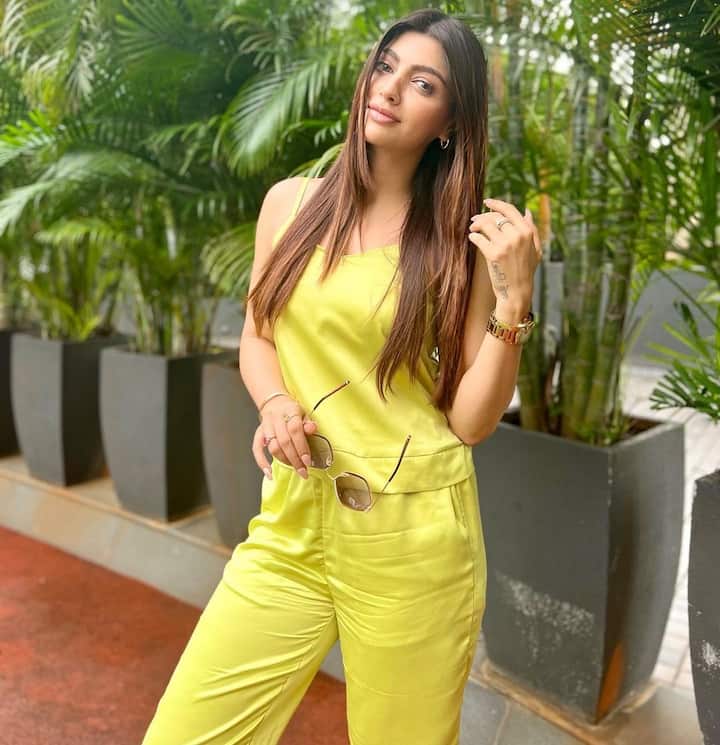 अपने लुक को आकांक्षा पुरी ने ओपन हेयर के संग पूरा किया है. इस आउटफिट में आकांक्षा काफी स्टाइलिश लग रही हैं.