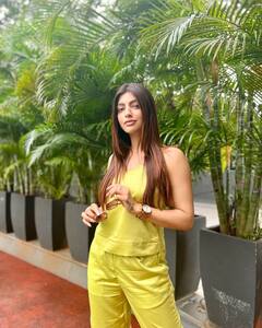 ग्रीन आउटफिट पहन आकांक्षा पुरी ने बरपाया कहर, दिलकश अंदाज से लूट ली महफिल