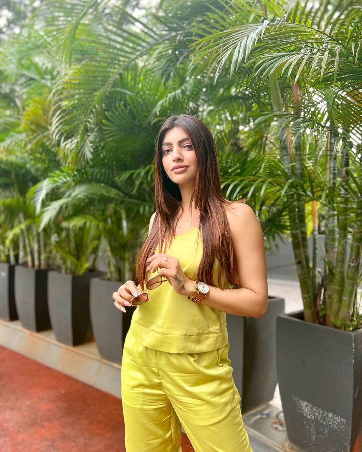 आकांक्षा पुरी सोशल मीडिया पर खासा एक्टिव रहती हैं. ऐसे में वो अक्सर अपनी तस्वीरों और वीडियो को शेयर कर फैंस को खूब एंटरटेन करती हैं.