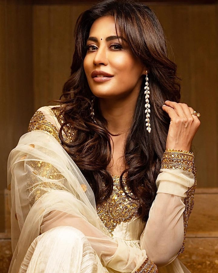 बॉलीवुड एक्ट्रेस चित्रांगदा सिंह (Chitrangda Singh) अपनी खूबसूरती और ग्लैमरस अंदाज को लेकर हमेशा लाइमलाइट में बनी रहती हैं. चित्रागंदा के चाहने वालों की संख्या काफी लंबी है.