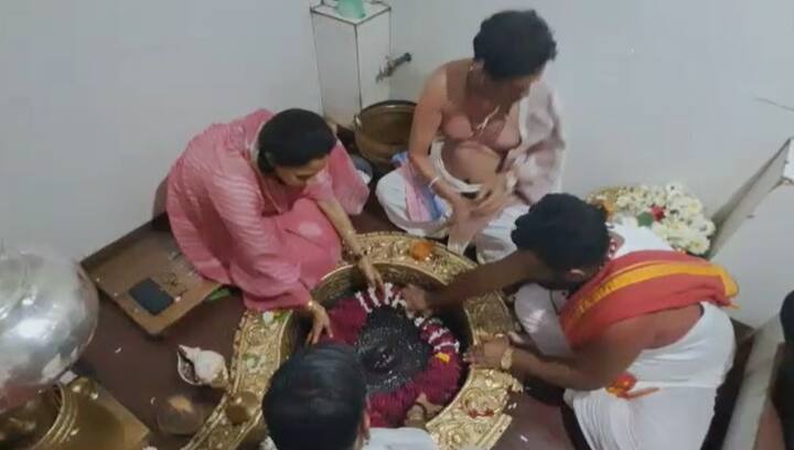 सुप्रिया सुळे सध्या बारामतीत आहेत. त्या जवळच्या अनेक परिसरांना भेट देत आहेत.