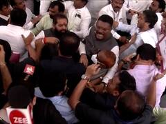 PHOTO : काय लोकप्रतिनिधी अन् काय तो राडा! विधिमंडळासमोरील हाणामारीचे फोटो बघा अन् ठरवा...