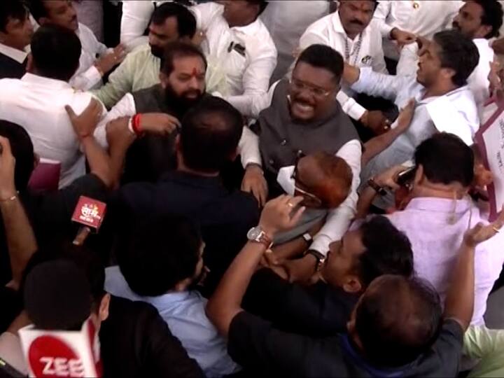 यावेळी मुख्यमंत्री एकनाथ शिंदे आले. त्यावेळी देखील ते काही काळ तिथे थांबले आणि बॅनरवरचा मजकूर वाचला.