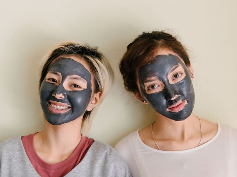 Beauty Tips Benefits of Charcoal Mask Know in Details Charcoal Mask: ত্বকের কোন কোন সমস্যা দূর করে চারকোল মাস্ক? কীভাবে ব্যবহার করা উচিত