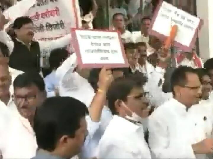 Maharashtra Shinde Uddhav faction became uncontrollable on the steps of the assembly slogans like 50 kiosks absolutely OK' Maharashtra: '50 खोखे-एकदम ओके' महाराष्ट्र विधानसभा परिसर में भिड़े शिंदे और उद्धव गुट के विधायक, देखें Video