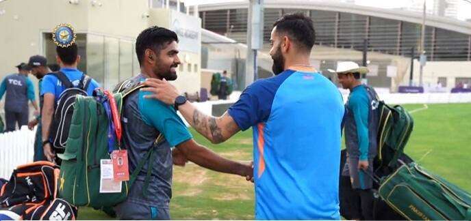 Watch: Virat Kohli Meets Pakistan Captain Babar Azam Ahead Of Asia Cup 2022 Virat Kohli with Babar Azam: એશિયા કપમાં મેચ અગાઉ મળ્યા વિરાટ કોહલી અને બાબર આઝમ, જુઓ વીડિયો