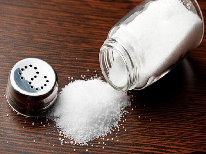 Disadvantages of Eating Salt Health Tips: વધુ નમક ખાવુ આપના શરીરમાં માટે છે ખતરનાક, થઇ શકે છે આ નુકસાન
