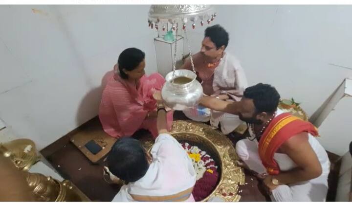 जनतेच्या सेवेसाठी आणि विसाकासाठी साकडं घातलं.