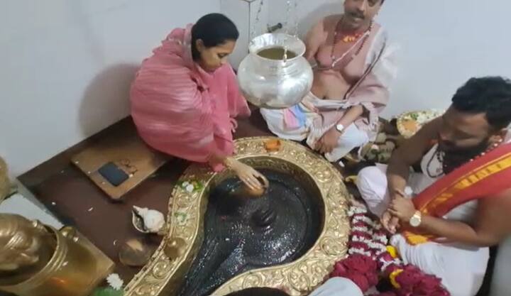 यावेळी सुप्रिया सुळेंनी महादेवाला अभिषेक देखील घातला.