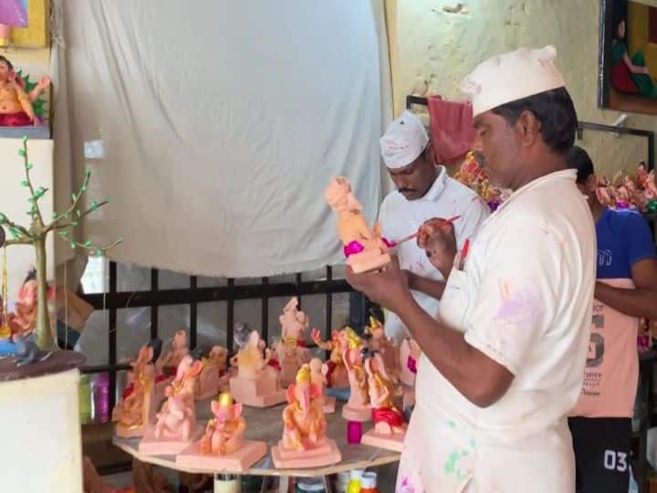 Eco friendly Ganesh idols being made Indore's Central Jail by prisoners Ganesh Chaturthi 2022: इंदौर की सेंट्रल जेल के बंदी बना रहे इको फ्रेंडली गणेश, मूर्तियों के विसर्जन के बाद पेड़ भी उग सकेंगे