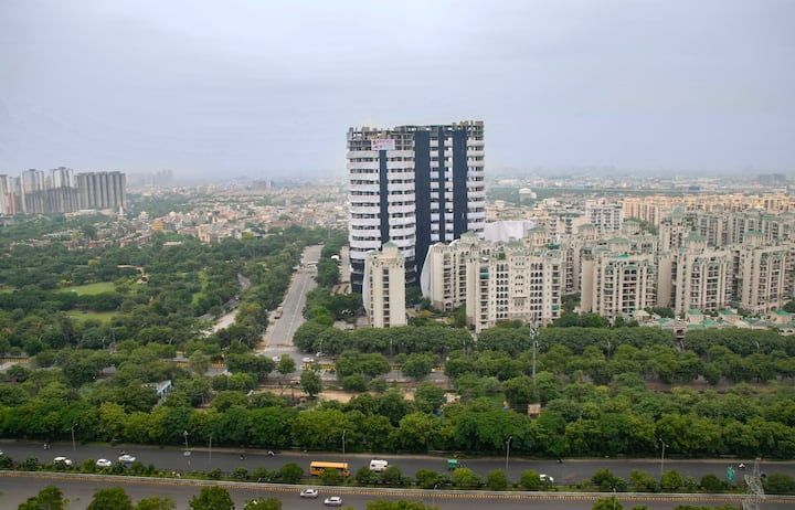 नोएडा सुपरटेक ट्विन टावर को 28 अगस्त को दिन में करीब 2:30 बजे गिराया जाएगा. नोएडा सुपरटेक ट्विन टावर बीते काफी समय से सुर्खियों में बना रहा है. पहले इस टावर के अवैध होने को लेकर सुप्रीम कोर्ट में लड़ी गई लड़ाई और उसके बाद इसे गिराने की जद्दोजहद, लंबे समय से चल रही इस लड़ाई के बाद अब इसे 28 अगस्त को गिराया जाना है.