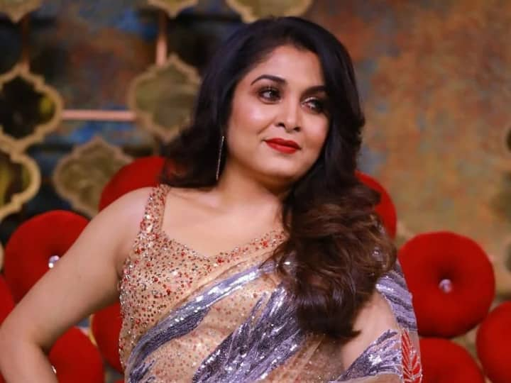 Actress Ramya Krishnan: மின்சார பூவே பெண் பூவே! புடவையில் நடிகை ரம்யா கிருஷ்ணனின் லேட்டஸ்ட் புகைப்படம் !