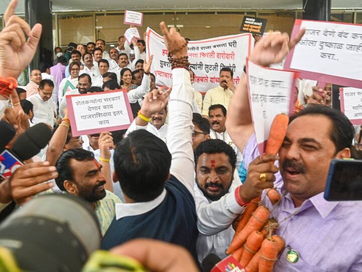 महाराष्ट्र (Maharashtra) के मुख्यमंत्री एकनाथ शिंदे (Eknath Shinde) का समर्थन कर रहे शिवसेना विधायकों (Shivsena MLA) और राष्ट्रवादी कांग्रेस पार्टी (NCP) विधायकों ने मुंबई में विधान भवन परिसर में बुधवार को एक-दूसरे के खिलाफ नारेबाजी की.