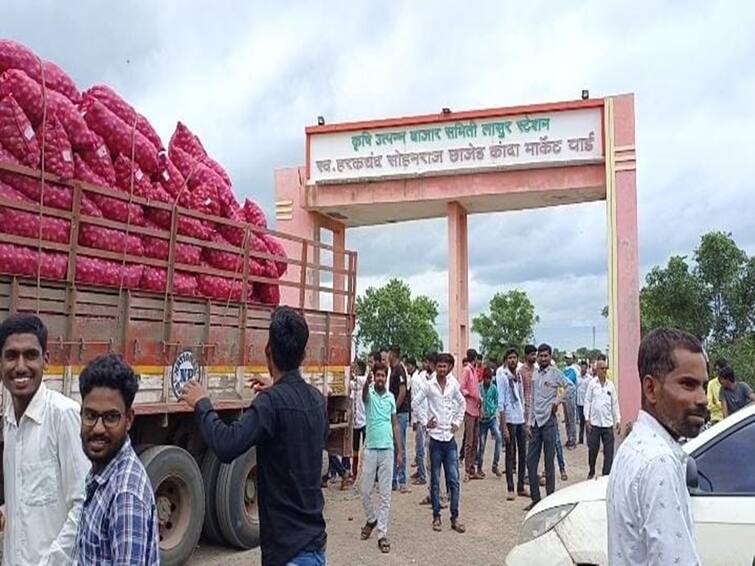 maharashtra News Aurangabad News Controversy in Aurangabad's onion market Block the road from farmers मोठी बातमी: औरंगाबादच्या लासूर स्टेशन कांदा मार्केटमध्ये गोंधळ, शेतकऱ्यांकडून मुंबई-नागपूर महामार्गावर रास्ता रोको