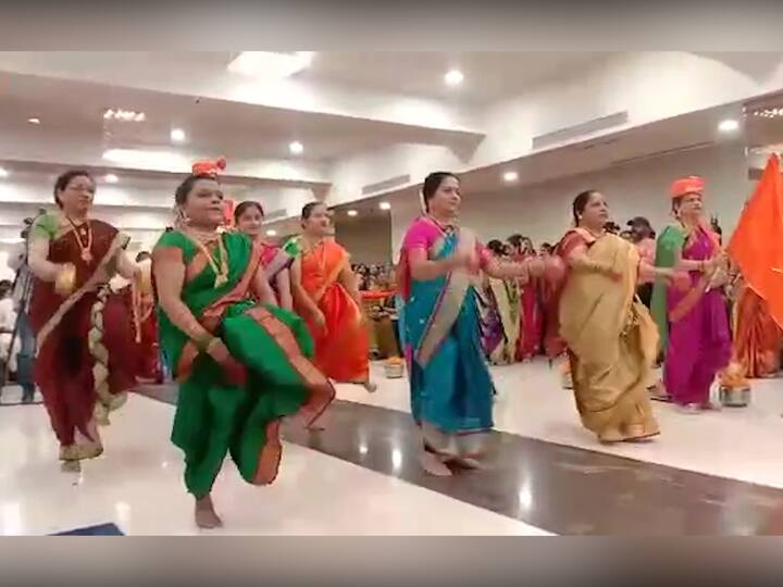 ठाणे शहर हे मुख्यमंत्री एकनाथ शिंदे यांचा बालेकिल्ला मानला जातो. त्यामुळं शिवसेनेतल्या बंडाच्या पार्श्वभूमीवर रश्मी ठाकरे यांनी ठाण्यातल्या कार्यक्रमाला लावलेली हजेरी लक्षणीय मानली जात आहे.