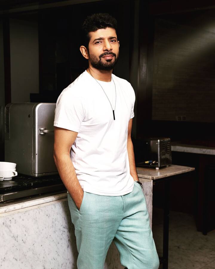 Before stepping into B-Town as an actor, he had assisted couple of films as an assistant director. Some of these films are namely ‘Viruddh’, ‘Padmashree Laloo Prasad Yadav’, ‘Rakht’.