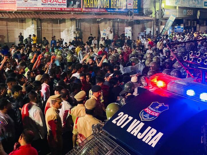 Peoples Protest Against MLA Rajasingh at Hyderabad Old City Hyderabad Old City:నిఘా నీడలో  పాతబస్తీ- భారీగా పోలీసుల మోహరింపు