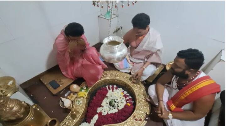 श्रावण महिन्यात या मंदिरात गर्दी बघायला मिळते. त्यामुळे सुप्रिया सुळेंनी देखील मंदिराचं दर्शन घेतलं.