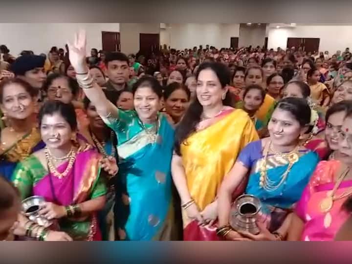 मंगळागौरीच्या कार्यक्रमात रश्मी ठाकरे यांनी उपस्थिती लावल्यामुळे महिलांचा उत्साह आणखी द्विगुणित झाल्याचं पाहायला मिळालं.