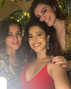 Nushrratt Bharuccha Photos: મિત્રો સાથે મસ્તી કરતી જોવા મળી નુસરત ભરૂચા, જુઓ તસવીરો