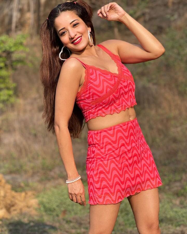 बंगाली से लेकर दक्षिण और भोजपुरी फिल्मों में अपने हुस्न और अभिनय का जलवा बिखेरने वाली एक्ट्रेस मोनालिसा (Monalisa) अका अंतरा बिस्वास ने शॉर्ट स्कर्ट और क्रॉप टॉप में अपनी बेहद ग्लैमरस फोटोज शेयर की हैं.