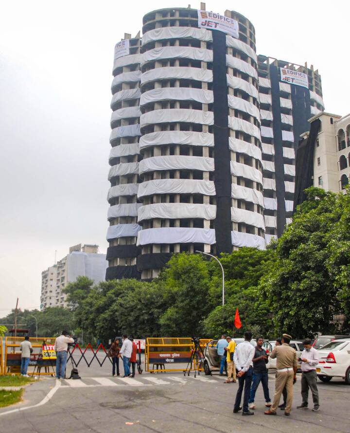 आरडब्लूए प्रेसिडेंट ने बताया कि सिर्फ सोसायटी में रहने वाले लोग ही नहीं बल्कि लोगों के साथ उनके वाहन भी सोसाइटी परिसर से बाहर रहेंगे यानी ब्लास्ट वाले दिन लोगों को अपने अपने वाहन भी सोसाइटी से बाहर रखने होंगे, उन्होंने बताया कि अगर किसी फ्लैट ओनर के पास एक से ज्यादा गाड़ी है और उसके पार्किंग की व्यवस्था नहीं है ऐसे में नोएडा प्राधिकरण दूसरे वाहन को पार्क करने कि व्यवस्था करेगी.