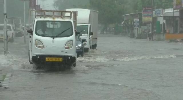 મહેસાણા શહેરમાં છેલ્લા 24 કલાકમાં 8 ઇંચ વરસાદ પડ્યો છે. 8 ઇંચ વરસાદ ને પગલે અનેક સ્થળ પાણીમાં ગરકાવ થયા છે.