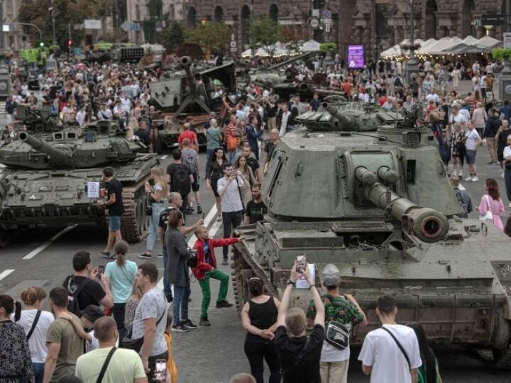 Exhibition of military vehicles No parades Ukraine Independence Day being celebrated as Fight Back fears of major Russian attack Ukraine I-Day: डर के साये में मनाया जा रहा यूक्रेन का स्वतंत्रता दिवस, कीव में तबाह टैंकों की प्रदर्शनी- बड़ा हमला कर सकता है रूस