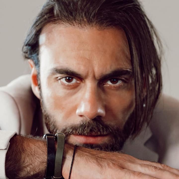 एक्टर ‘कैविट सेटिन गनर’ (Cavit Çetin Güner) ‘एर्तुरुल गाज़ी’ में दुआन (Dogan Alp) के रोल में नज़र आने के बाद अपनी एक्टिंग के कारण तो फेमस हुए ही थे. साथ ही भारत में वो क्रिकेटर विराट कोहली (Virat Kohli) के कारण भी खूब सुर्खियों में रहे थे. उनकी शक्ल काफी हद तक कोहली से मेल खाती है.