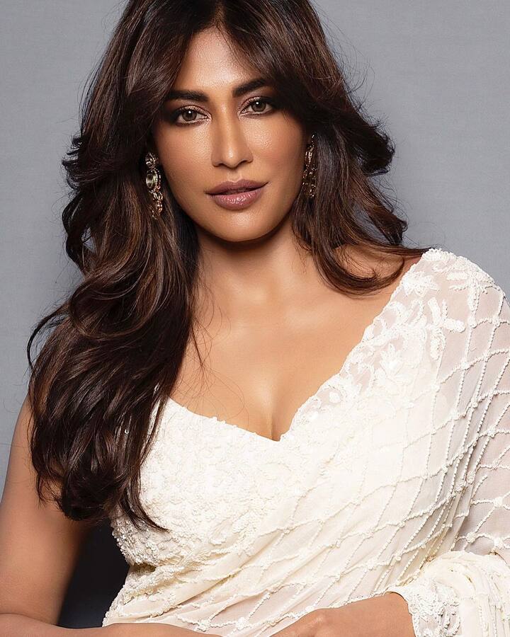 चित्रांगदा सोशल मीडिया के जरिए खुद को लेकर फैन्स के बीच क्रेज बरकरार रखने का एक भी मौका नहीं छोड़ती हैं.
