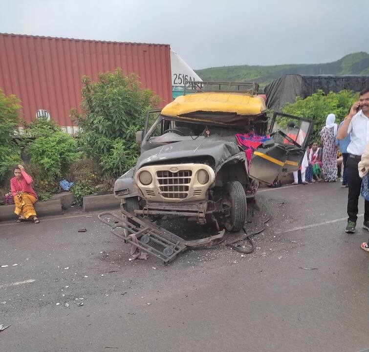 Maharashtra News Nashik News Accidental death of friends near Sinnar mahodari ghat Nashik Sinner Accident : नाशिकच्या सिन्नरजवळ कामावर जाणाऱ्या मित्रांचा अपघाती मृत्यू, महोदरी घाटातही अपघात 