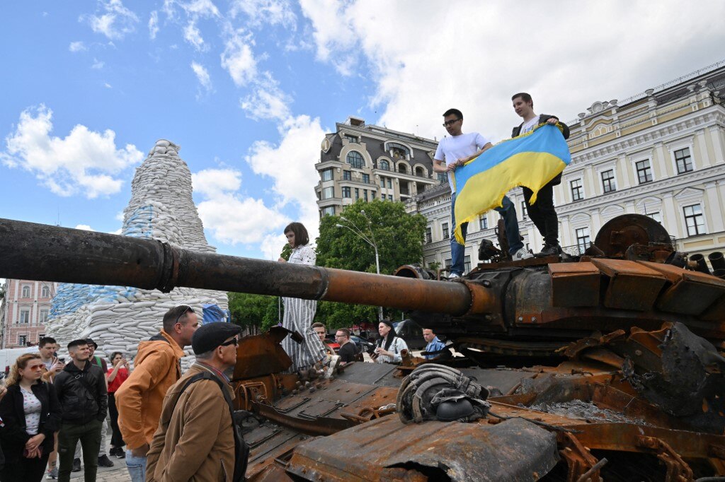 Ukraine I-Day: डर के साये में मनाया जा रहा यूक्रेन का स्वतंत्रता दिवस, कीव में तबाह टैंकों की प्रदर्शनी- बड़ा हमला कर सकता है रूस