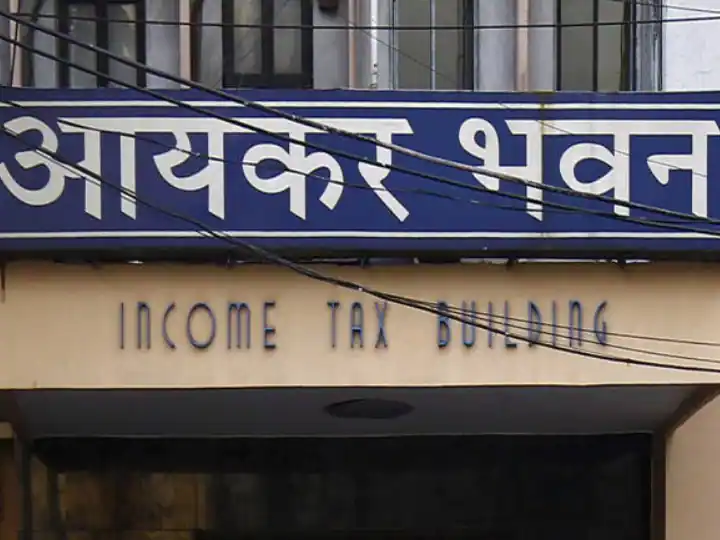 Income Tax Raids in Many Cities in up Included Lucknow Kanpur Delhi Against Corruption Income Tax Raid: यूपी में भ्रष्ट अफसरों के खिलाफ बड़ी कार्रवाई, 22 जगहों पर आयकर विभाग ने मारा छापा