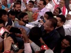 PHOTO : काय लोकप्रतिनिधी अन् काय तो राडा! विधिमंडळासमोरील हाणामारीचे फोटो बघा अन् ठरवा...