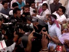 PHOTO : काय लोकप्रतिनिधी अन् काय तो राडा! विधिमंडळासमोरील हाणामारीचे फोटो बघा अन् ठरवा...