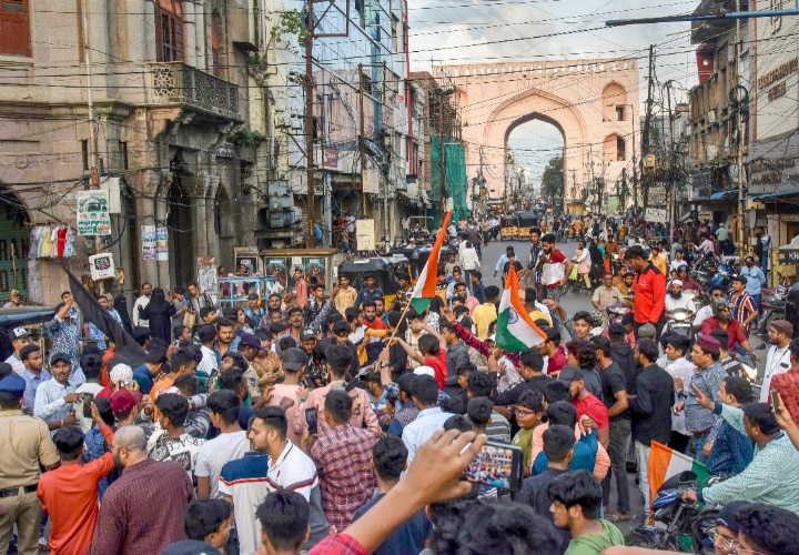 पैगंबर विवाद: टी राजा की रिहाई पर बवाल, हैदराबाद में चार मीनार के बाहर प्रदर्शन, पुलिस गाड़ी में तोड़फोड़