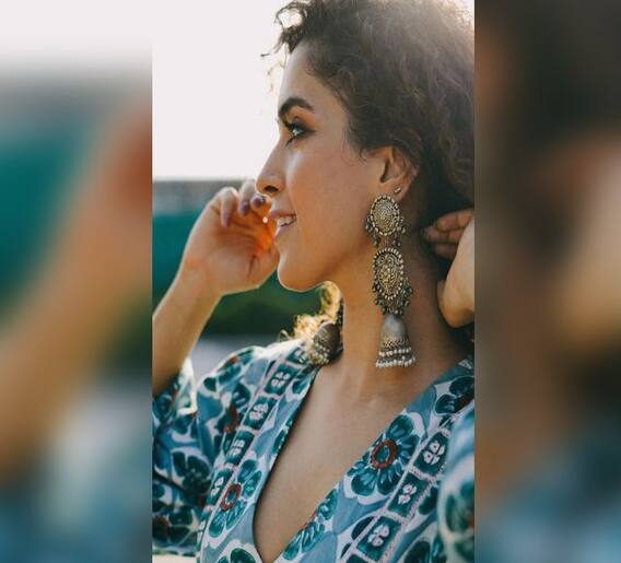 अभिनेत्री सान्या मल्होत्राची दिलखेचक फॅशन