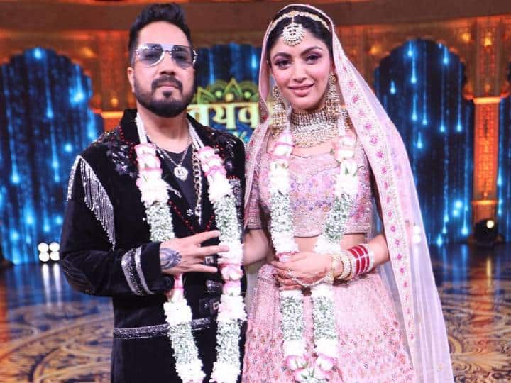 Akanksha Puri talk about her marriage with Mika Singh Akanksha Puri ने Mika Singh के साथ शादी पर तोड़ी चुप्पी, बोलीं- क्या मैं डेट नहीं कर सकती...