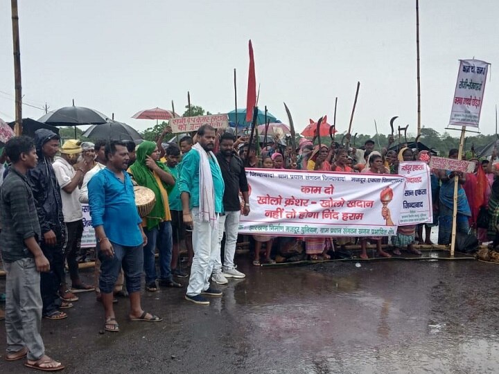 Dumka Protest: पत्थर खदान और क्रशर खोलने की मांग को लेकर दुमका में मजदूरों ने किया प्रदर्शन, कही बड़ी बात 