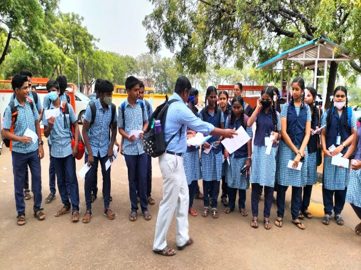 பாடம் நடத்த ஆளின்றி மாணவர்கள் அவதி: பிடிவாதம் காட்டாமல் நிரந்தர ஆசிரியர்களை நியமியுங்கள்- ராமதாஸ்