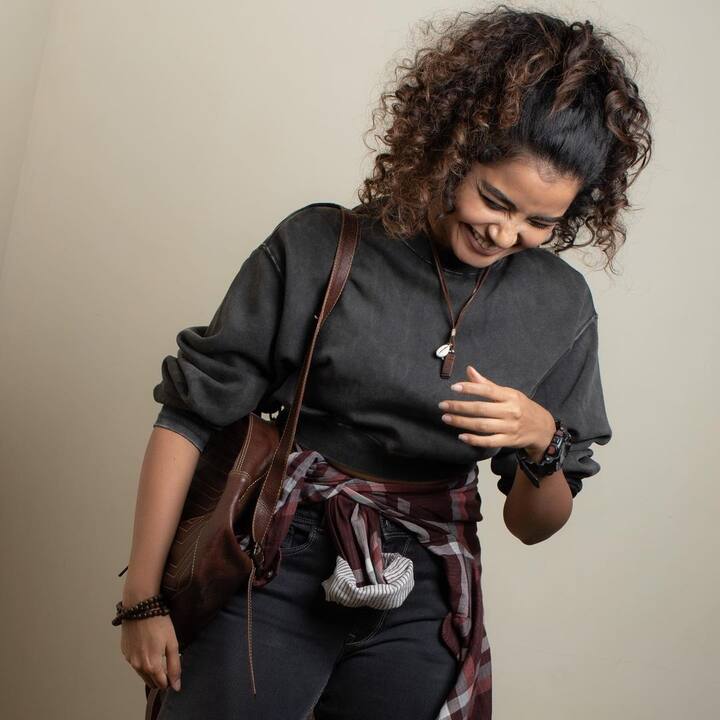 இருடி திருடி அழகூட்டித்தான் நகரும் அரளி