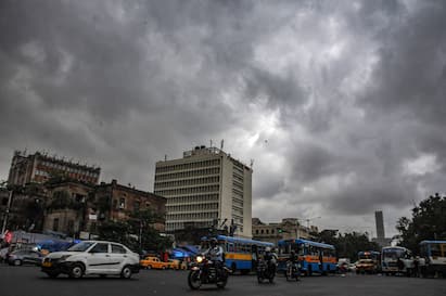 West Bengal Weather Update: মৌসুমী অক্ষরেখা দক্ষিণবঙ্গের ওপরে থাকায় বৃষ্টির পূর্বাভাস। রোদ-মেঘের ঘোরাফেরার মাঝেই বৃষ্টির সম্ভাবনাও রয়েছে।
