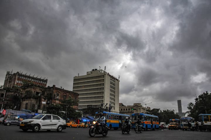 West Bengal Weather Update: মৌসুমী অক্ষরেখা দক্ষিণবঙ্গের ওপরে থাকায় বৃষ্টির পূর্বাভাস। রোদ-মেঘের ঘোরাফেরার মাঝেই বৃষ্টির সম্ভাবনাও রয়েছে।