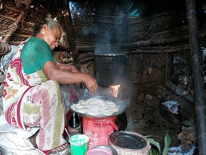 யாருக்கும் பாரமாக இருக்க விரும்பவில்லை' -  ஒரு ரூபாய்க்கு இட்லி.... சொந்த காலில் நிற்கும் கமலா பாட்டி...!