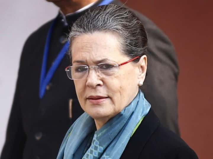 Sonia Gandhi To Travel Aboard For Health Check-Ups Priyanka Gandhi Rahul Gandhi Travel Along Sonia Gandhi To Head Abroad For Medical Check-Up Ahead Of Poll To Elect New Congress Chief