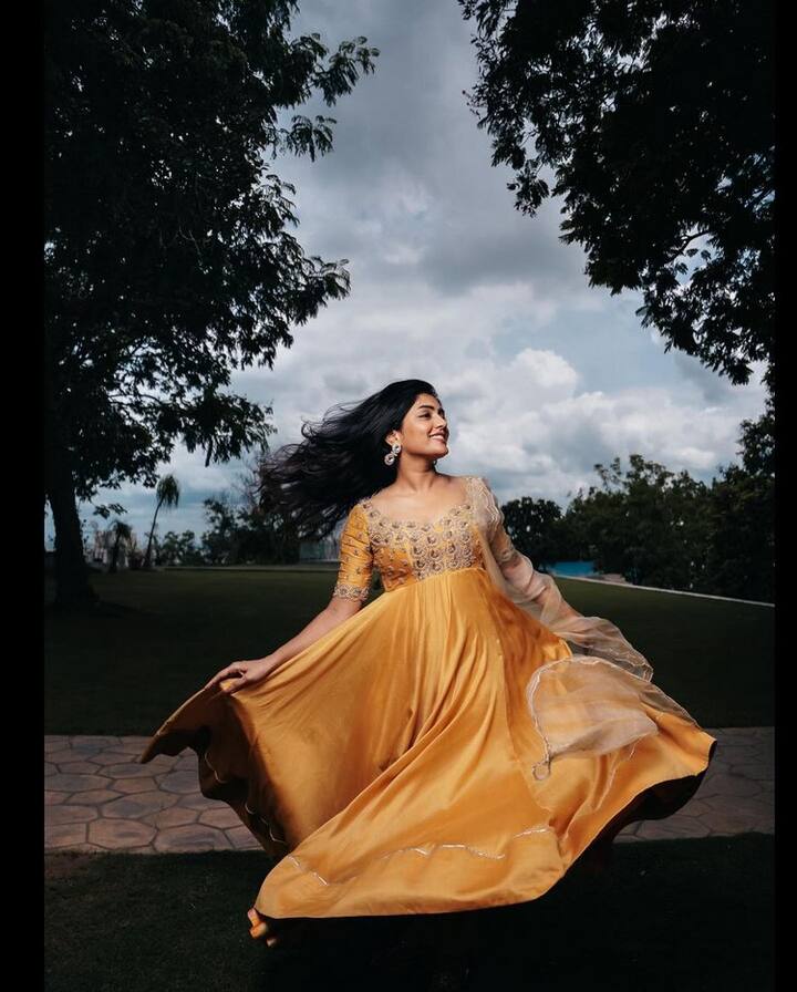 తాజాగా ఆమె షేర్ చేసిన కొన్ని ఫోటోలు ఇప్పుడు సోషల్ మీడియాలో బాగా వైరల్ అవుతున్నాయి. (Courtesy : Eesha Rebba Instagram)