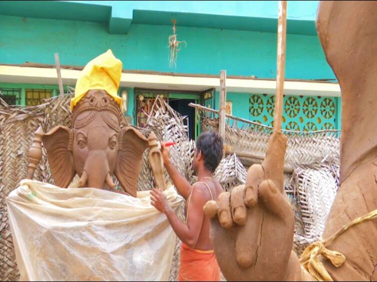 Elephant dung, rain water, clay mixed with environment Pilliyar; Ganesha idol in Velacherry Madurai TNN யானை சாணம், மழை நீர், களிமண் கலந்து சுற்றுச்சூழல் பிள்ளையார்; மதுரை விளாச்சேரியில் விநாயகர் சிலை விறு விறு!