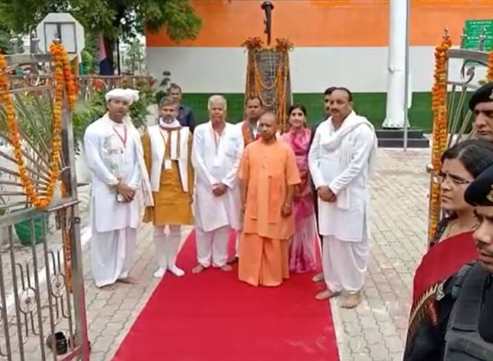 Raebareli: सीएम योगी के निकलने से पहले अचानक दौड़ने लगीं डीएम माला श्रीवास्तव, पुलिसकर्मियों के भी होश उड़े up news raebareli DM Mala Srivastava suddenly started running before CM Yogi left for helipad ann Raebareli: सीएम योगी के निकलने से पहले अचानक दौड़ने लगीं डीएम माला श्रीवास्तव, पुलिसकर्मियों के भी होश उड़े